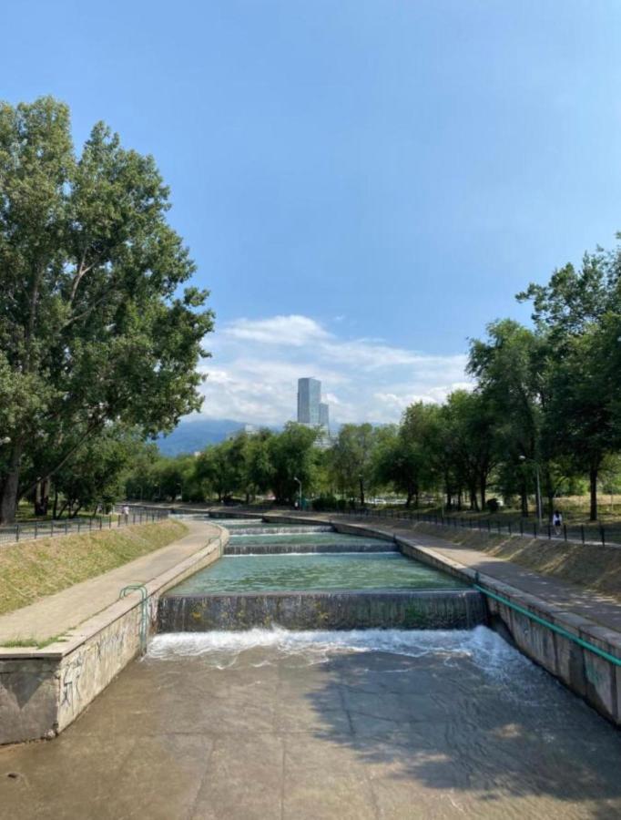 Отличная Квартира Со Всеми Удобствами. Almaty Ngoại thất bức ảnh