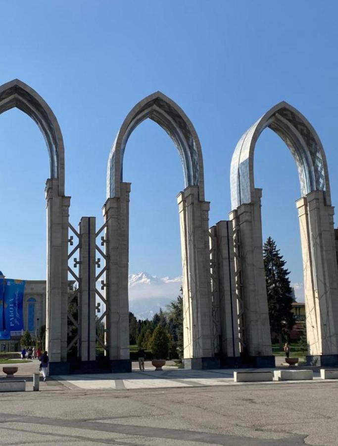 Отличная Квартира Со Всеми Удобствами. Almaty Ngoại thất bức ảnh