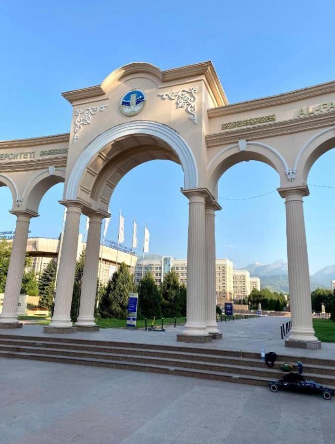Отличная Квартира Со Всеми Удобствами. Almaty Ngoại thất bức ảnh