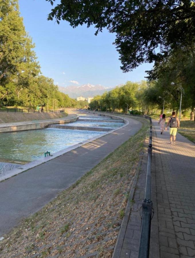Отличная Квартира Со Всеми Удобствами. Almaty Ngoại thất bức ảnh