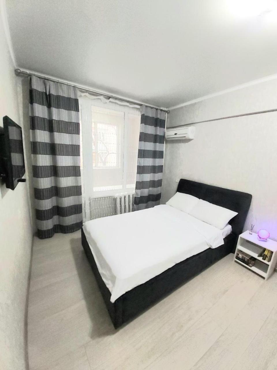 Отличная Квартира Со Всеми Удобствами. Almaty Ngoại thất bức ảnh
